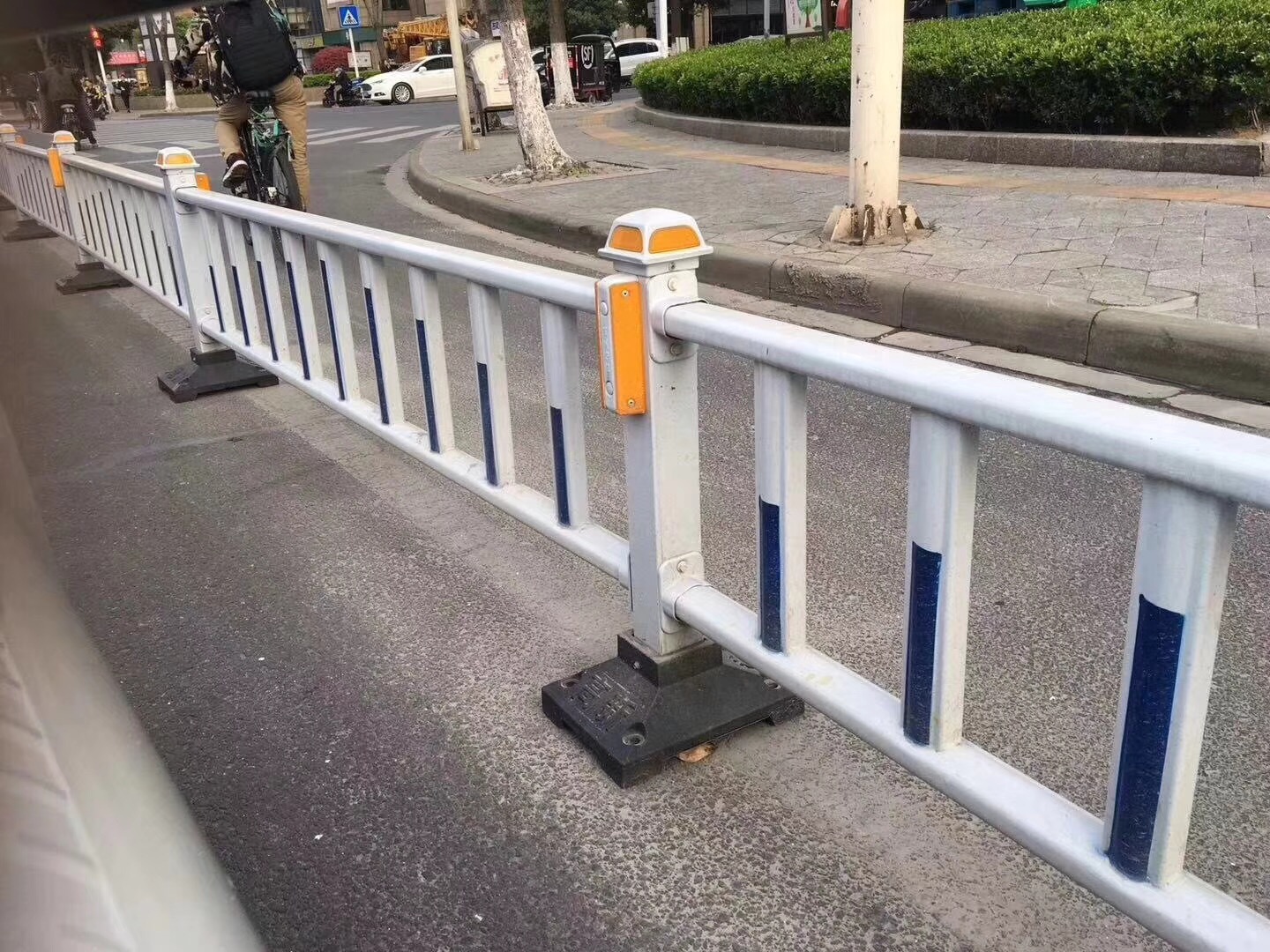 低矮道路圍欄